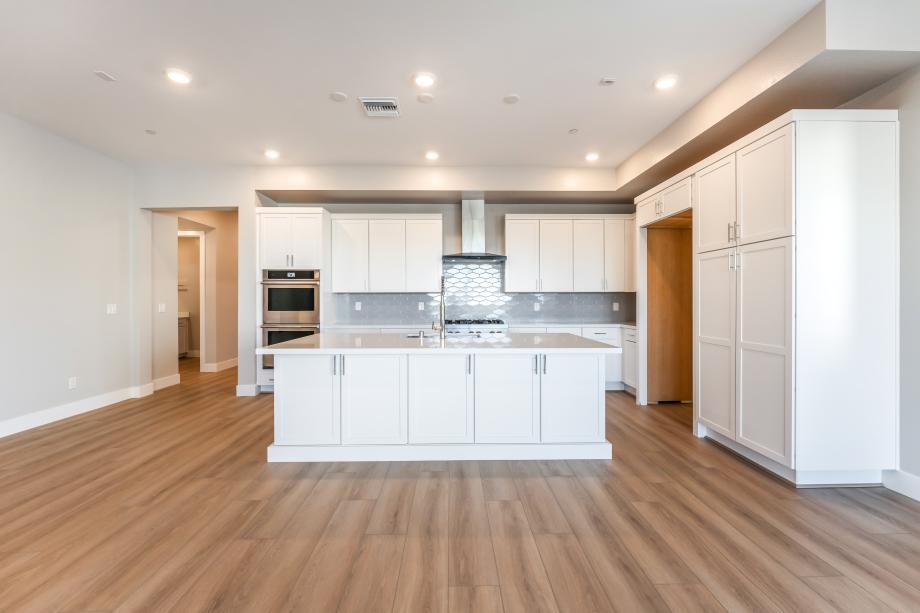 Gourmet kitchen with 42" upper cabinets and double ovens