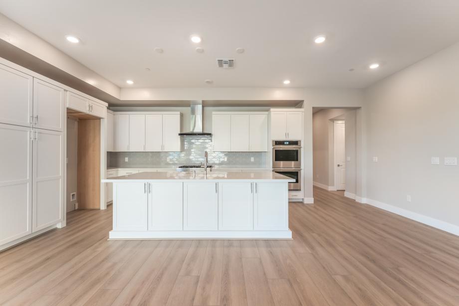 Gourmet kitchen with 42" upper cabinets and double ovens