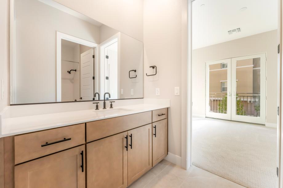 Well-appointed secondary bath