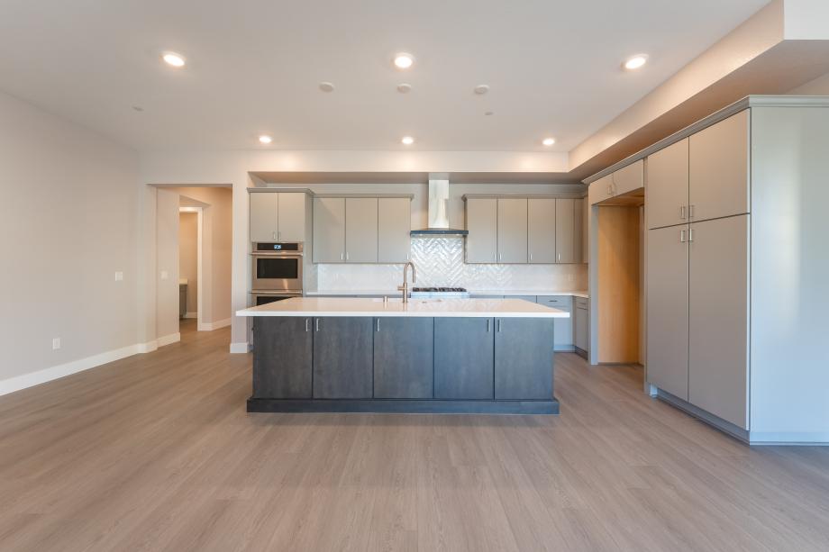 Gourmet kitchen with 42" upper cabinets and double ovens