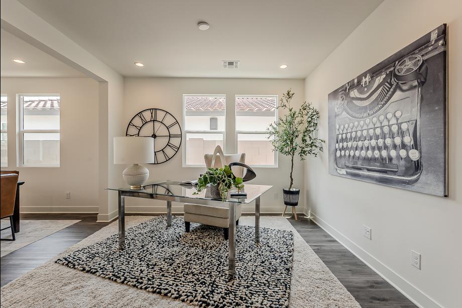 Cozy office space with endless possibilities for design