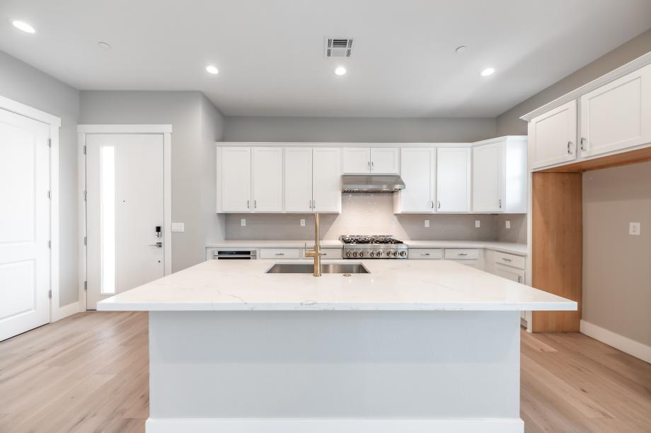 Large center island ideal for casual dining and entertaining