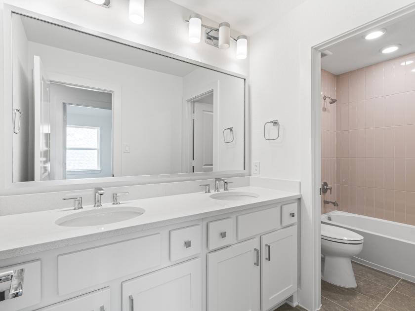 Secondary bathroom with a tub/shower combination