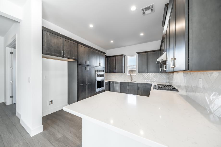 Quaint casual dining in the kitchen to suit your needs