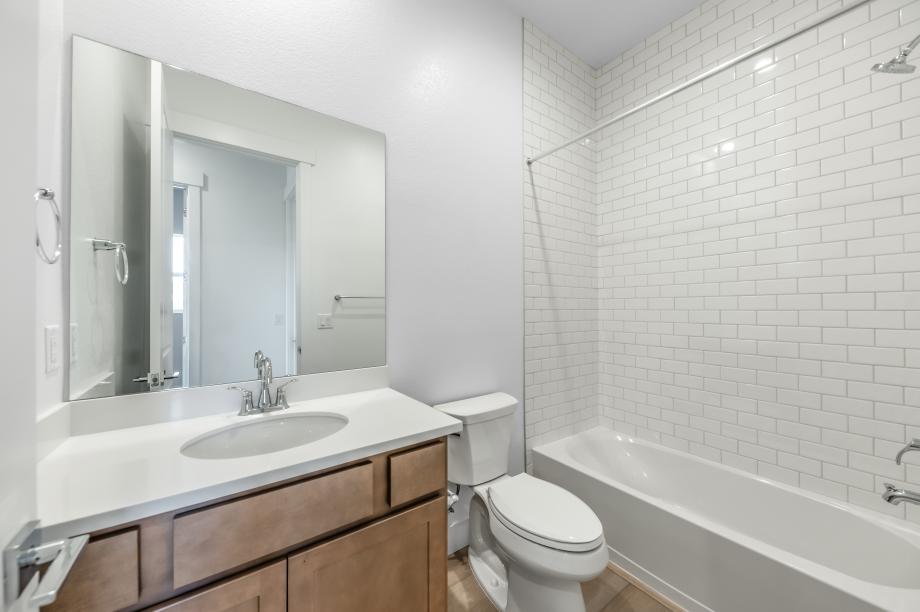 Secondary bathroom with tub/shower combination