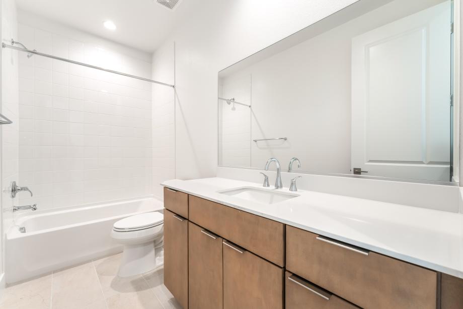Secondary bath with plenty of cabinet space