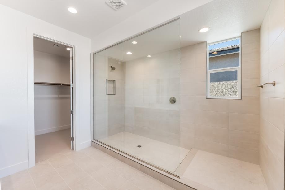 Oversized shower with upgraded tile surrounds