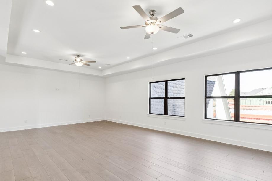 Spacious second-story flex room