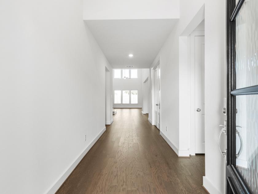 Entry with wide walk-in space