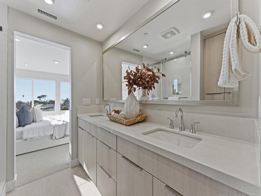 Primary bathroom en-suite