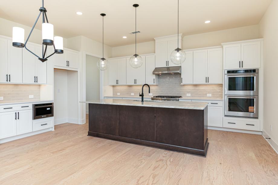 Large center island in kitchen
