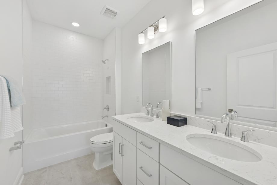 Secondary bathroom with a tub/shower combo