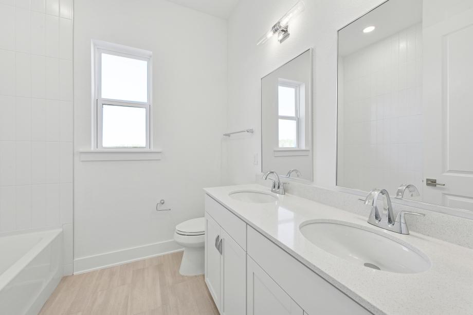 Secondary bathroom with tub/shower combo