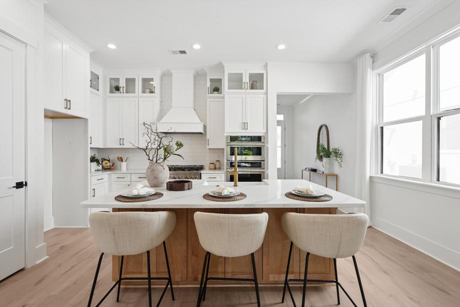 Gorgeous, well-equipped kitchen with ample cabinet space and a large center island